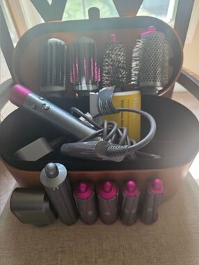 Dyson Airwarp Complete with Additional 2 Accessories.